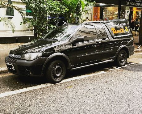 Carro a serviço da Tecnix para transportar os equipamentos de exames médicos.